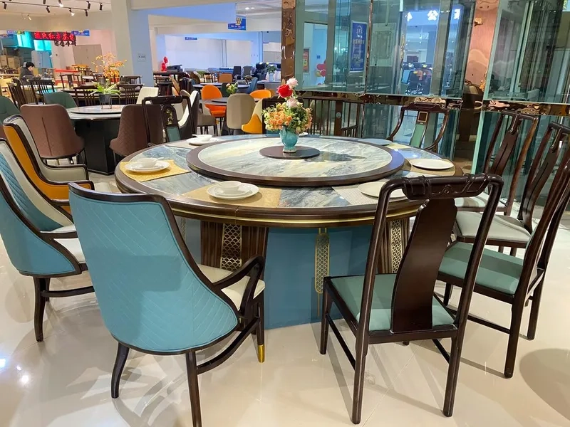 Ảnh bàn ăn 10 ghế hình tròn tạo không gian ấm cúng