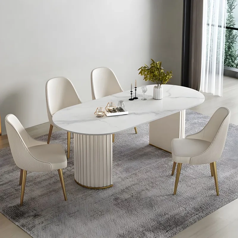 Bàn ăn bầu dục có ghế bọc da mang đến sự êm ái và sang trọng