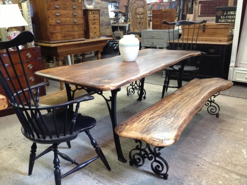 Bàn ăn chân sắt có đèn trang trí ấm cúng