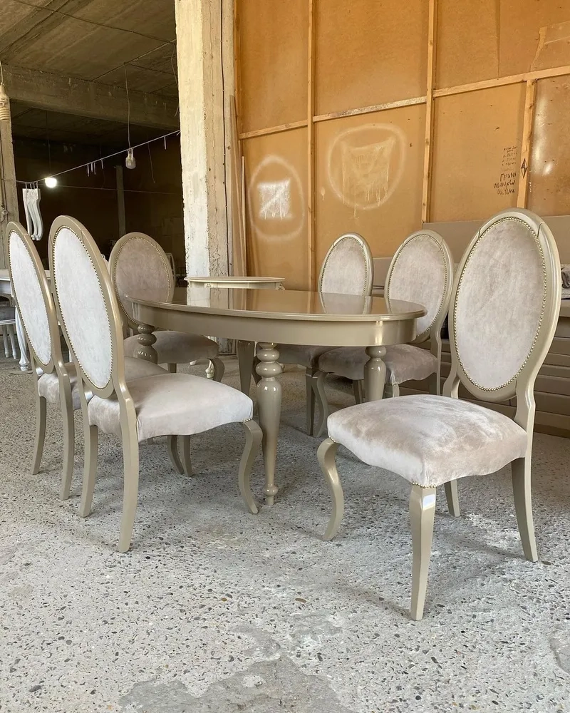 Không gian lung linh với ảnh bàn ăn chung cư kèm đèn treo