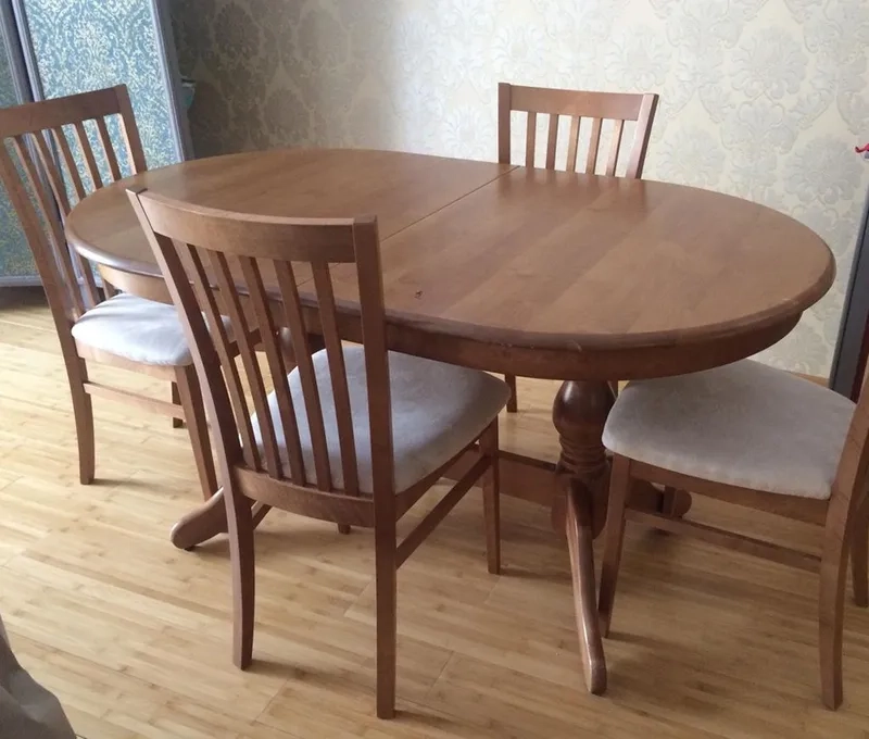 Ảnh thiết kế bàn ăn gỗ óc chó tròn đẹp mắt cho phòng bếp