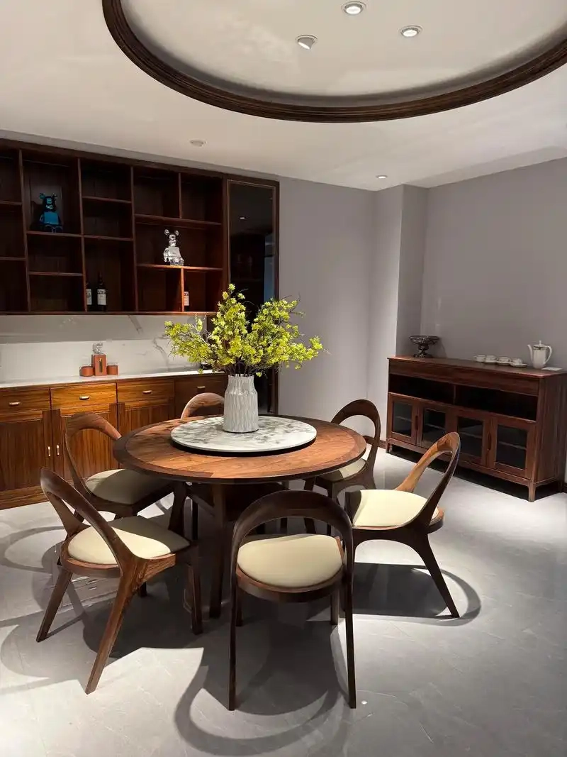 Ảnh bàn ăn gỗ óc chó gắn ánh sáng tự nhiên nổi bật vân gỗ