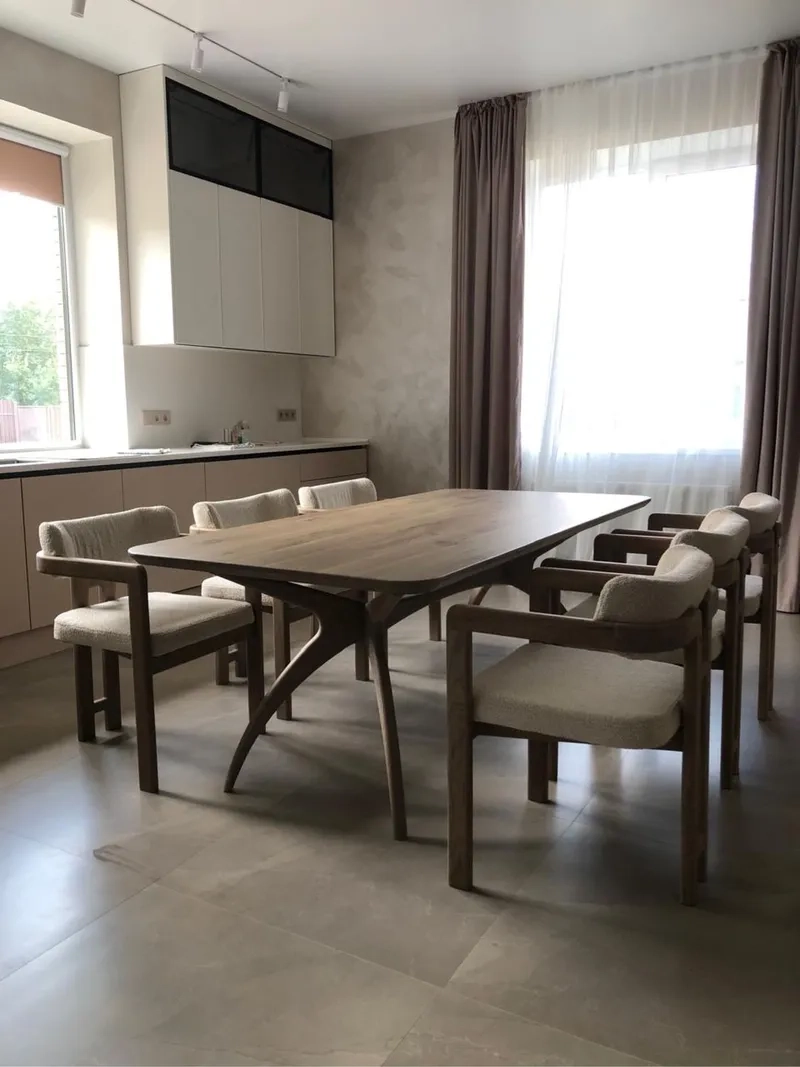 Bàn ăn gỗ sồi tròn tạo không gian quây quần ấm cúng