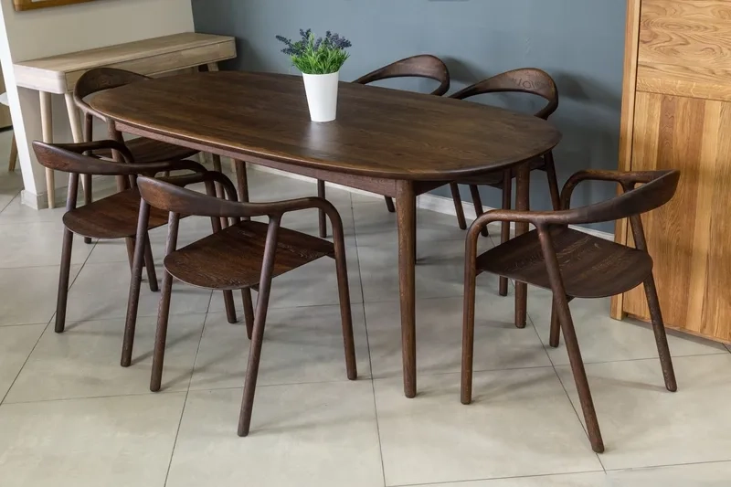 Bàn ăn gỗ sồi mặt kính hiện đại và dễ vệ sinh