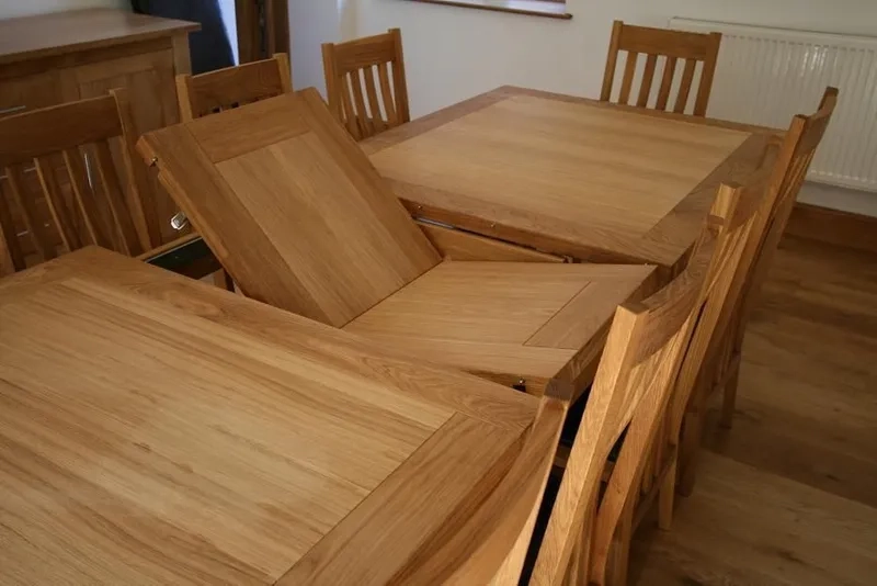 Ảnh bàn ăn kéo dài nhiều màu sắc tạo điểm nhấn cho phòng bếp