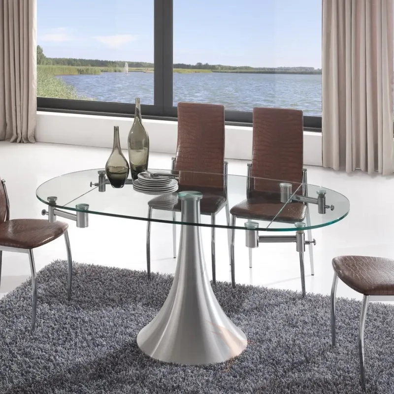 Bàn ăn kính trong nhà chung cư tiết kiệm diện tích nhưng vẫn sang trọng