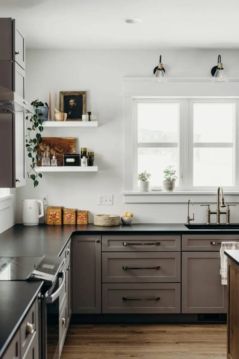 Mẫu đá ốp bếp màu đen đẹp mắt