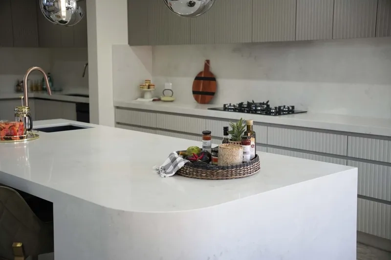 Lắp đặt đá trắng vân mây làm lavabo