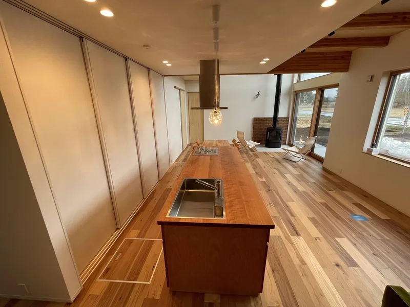 Sang trọng mọi góc nhìn với đảo bếp gỗ sang trọng