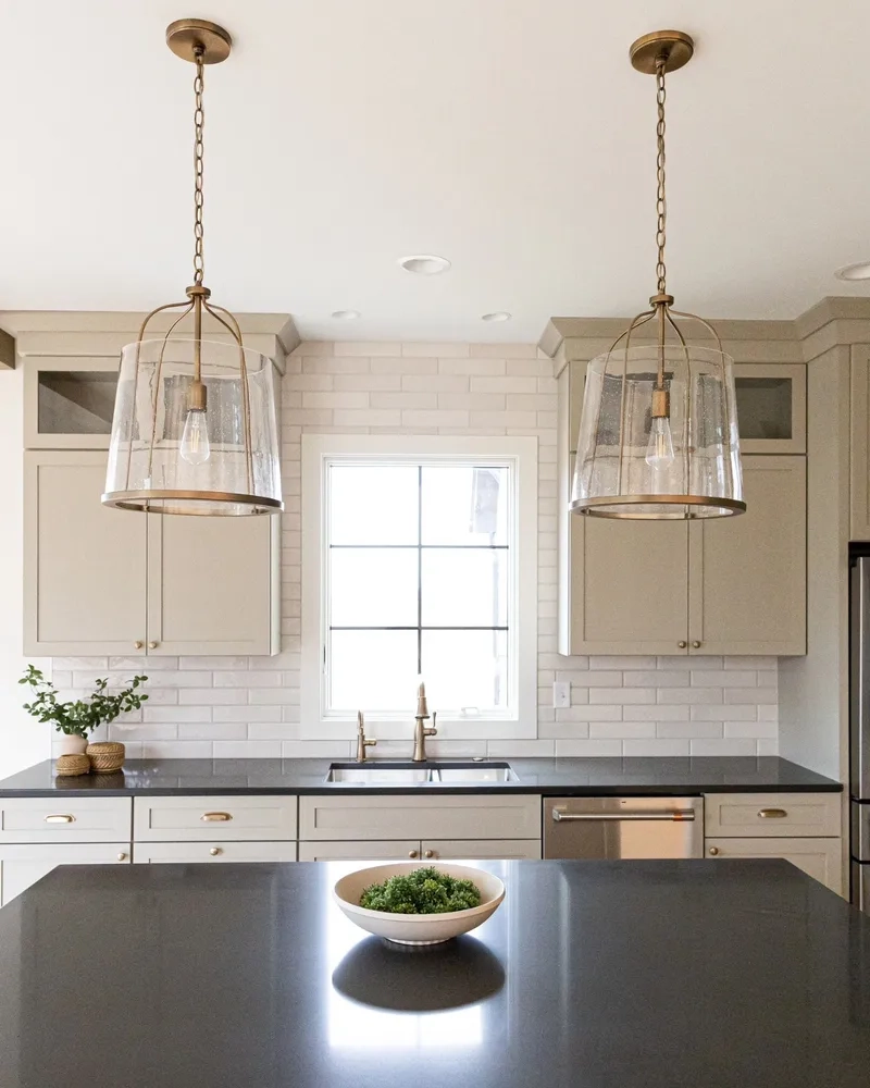 Sang trọng hiện đại với đèn thả bàn đảo bếp hiện đại sang trọng