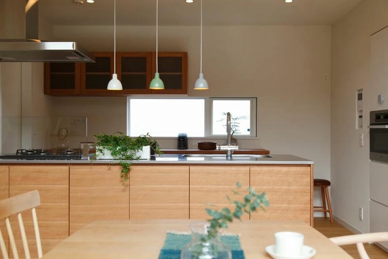 Đèn treo trần mang ánh sáng tập trung cho bếp