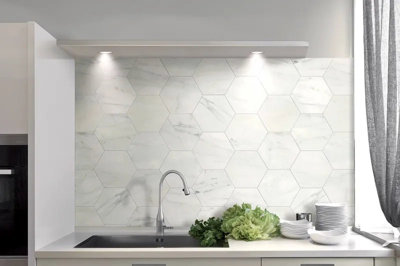 Chất liệu gạch ốp bếp màu trắng sứ cao cấp