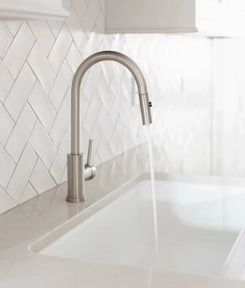 Bề mặt gạch trắng mờ ốp bếp