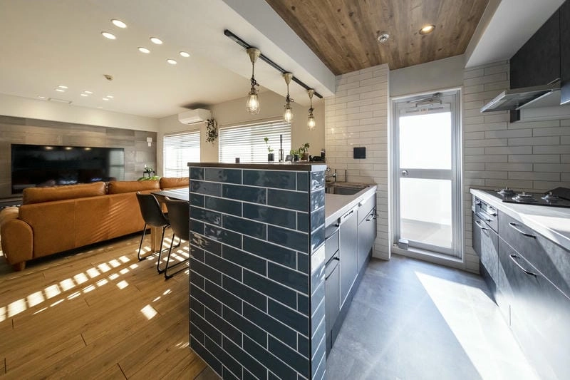 Gạch ốp bếp đơn giản phù hợp phong cách tối giản