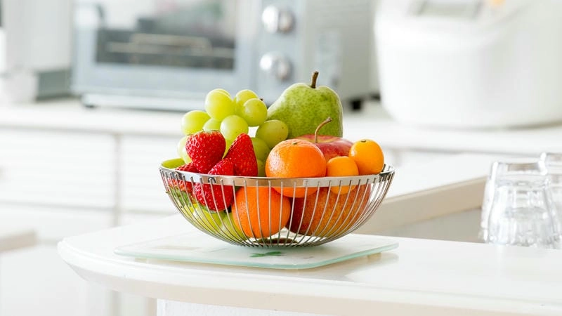 Giỏ trái cây tạo điểm nhấn tự nhiên cho gian bếp