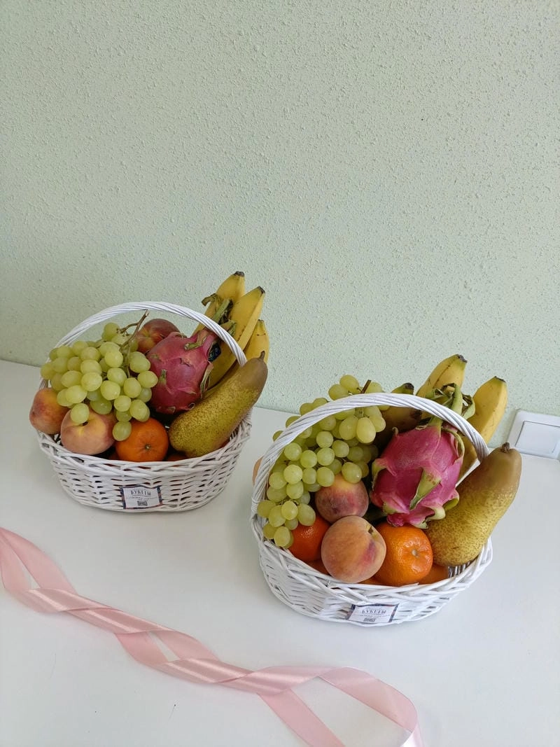 Giỏ đựng trái cây đặt trong bếp tạo cảm giác tươi mới