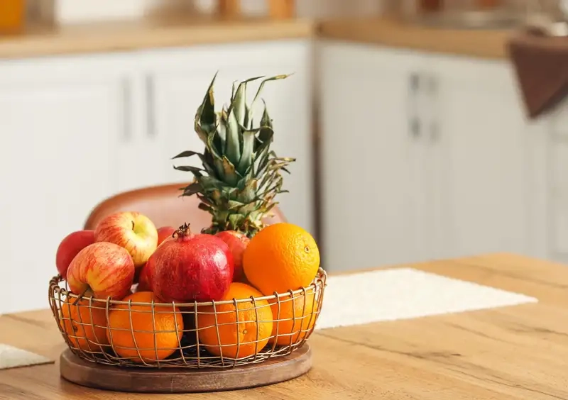 Trang trí giỏ trái cây làm bếp thêm sinh động