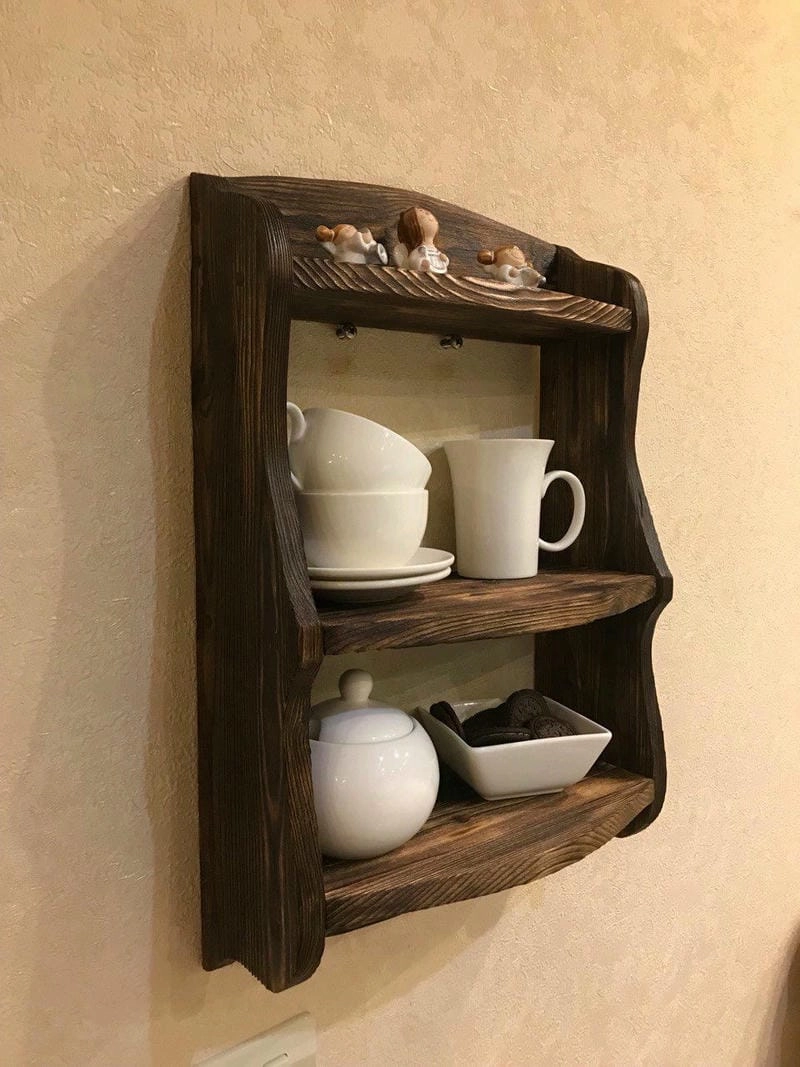 Kệ gỗ trang trí nhà bếp tăng nét sinh động