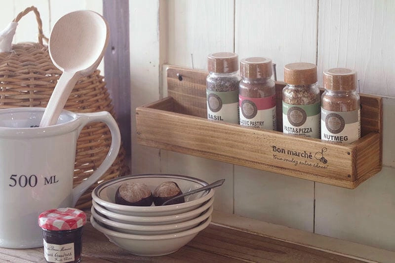 Kệ nhà bếp bằng gỗ bền đẹp theo thời gian