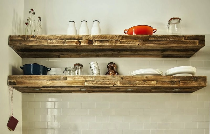 Kệ gỗ treo tường nhà bếp tiết kiệm diện tích