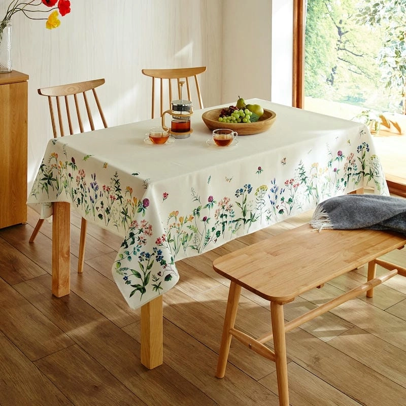 Khăn trải bàn giúp bàn ăn gọn gàng và sạch đẹp