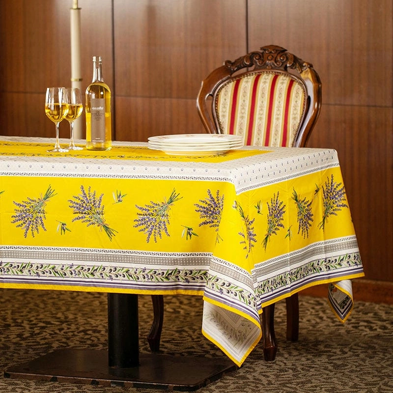 Khăn bàn ăn mang lại cảm giác ấm cúng sum vầy