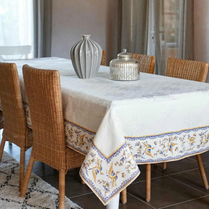Khăn trải bàn đẹp làm nổi bật không gian ăn uống