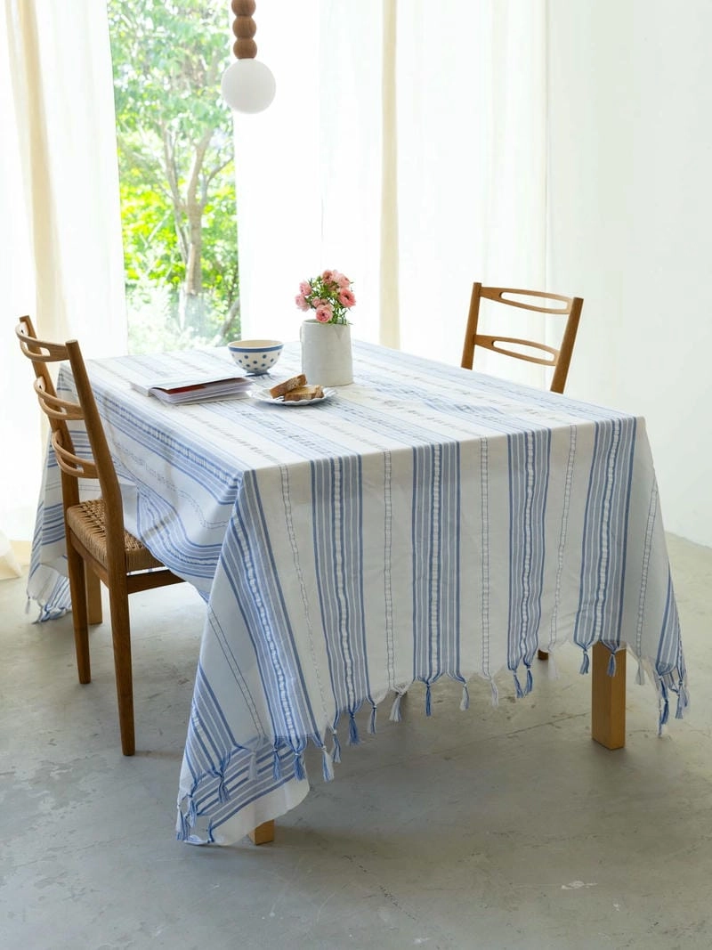 Khăn phủ bàn ăn giúp bàn luôn sạch sẽ