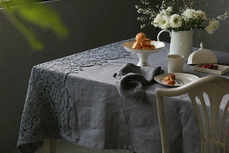 Giá khăn trải bàn phù hợp nhiều ngân sách