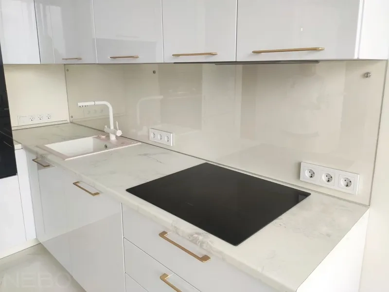 Thi công kính cường lực ốp bếp