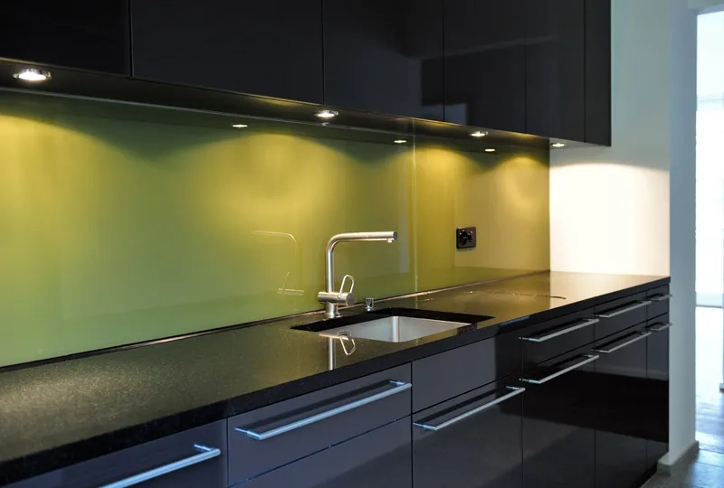 Góc bếp có kính bếp đẹp ấn tượng