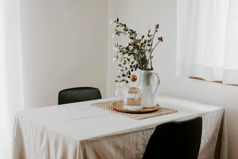 Cắm hoa để bàn ăn giúp bữa cơm thêm cảm xúc