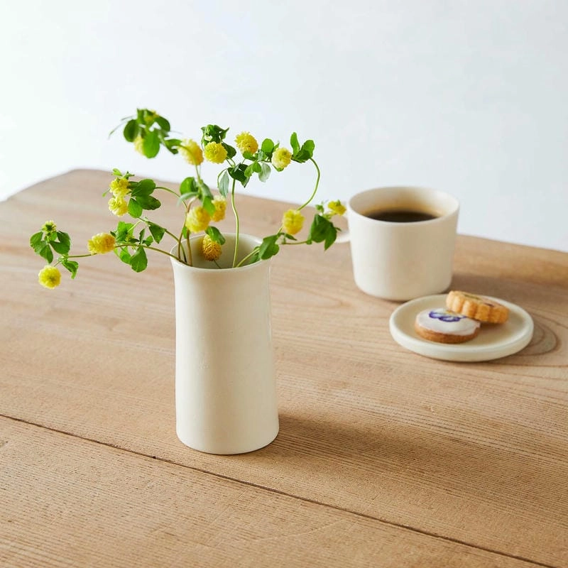 Bình hoa để bàn giúp bàn ăn thêm hài hòa