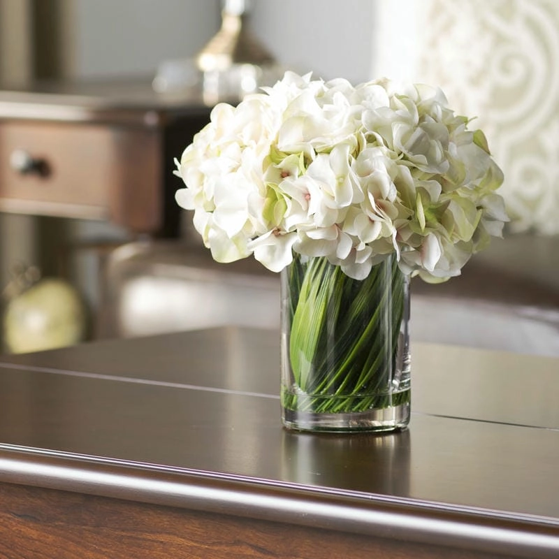 Decor bàn ăn bằng hoa tạo không khí sum vầy