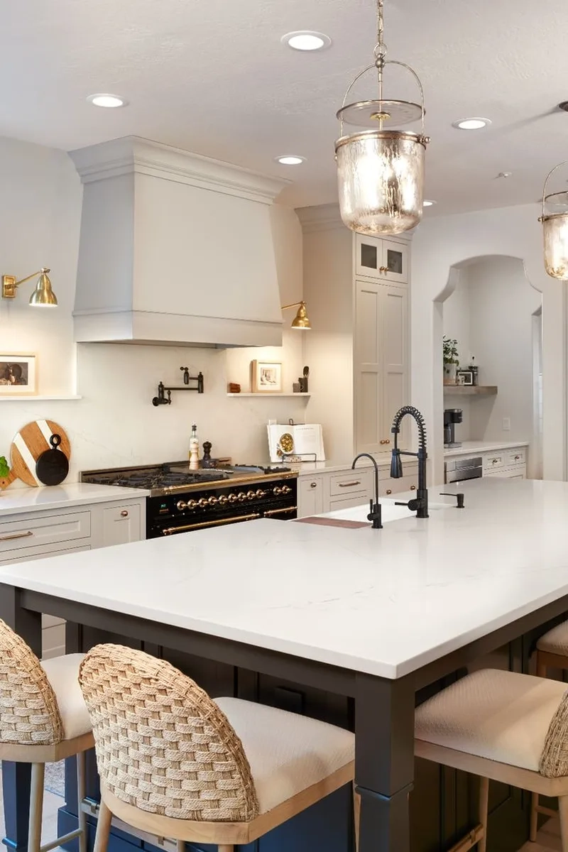 Khám phá mặt đá bàn đảo bếp granite bền và sang