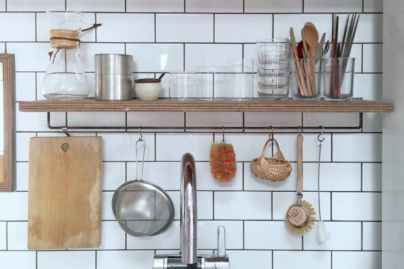 Giá treo đồ bếp tối ưu diện tích cho căn bếp nhỏ