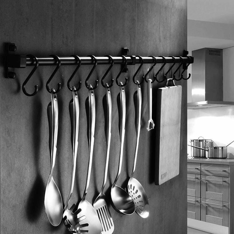 Kệ móc treo đồ bếp giúp sắp xếp gọn gàng