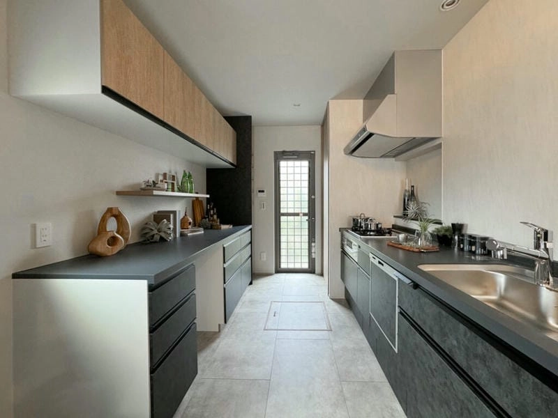 Sàn bếp bền chắc giúp không gian luôn gọn gàng