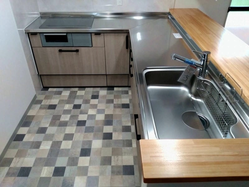 Sàn nhà bếp cần bền đẹp và chịu lực tốt