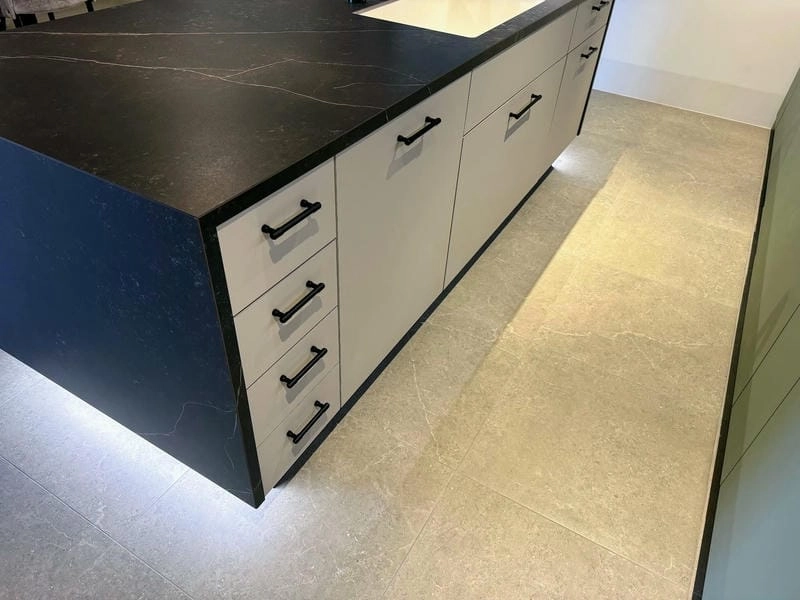 Mặt nền bếp cần phẳng để dễ di chuyển