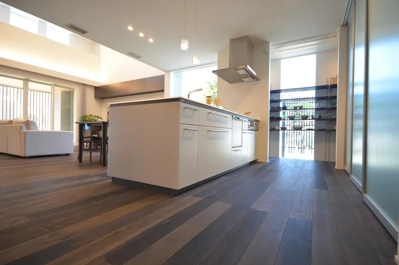 Gạch lát nền bếp tối màu sạch sẽ