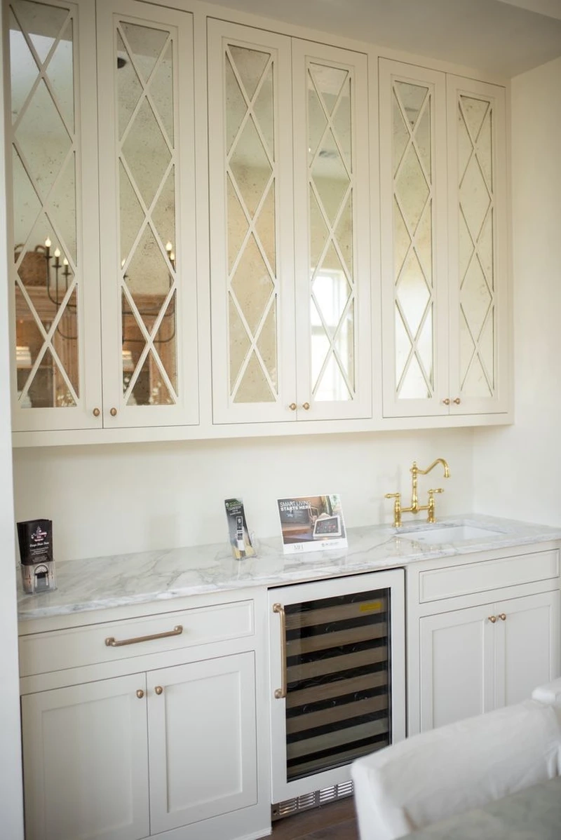 Không gian bếp tinh tế với tủ bếp cánh kính đẹp