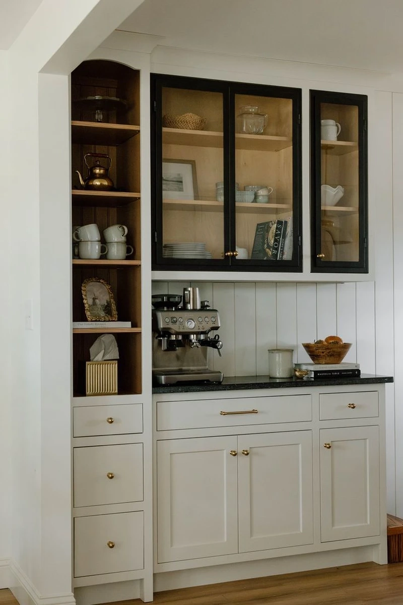 Tối ưu diện tích với tủ bếp cánh kính chung cư