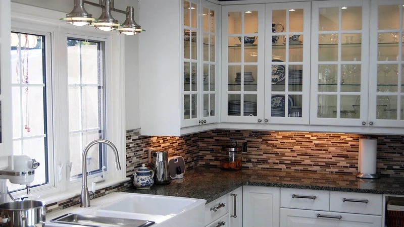 Cảm giác nhẹ nhàng từ tủ bếp cánh kính mờ