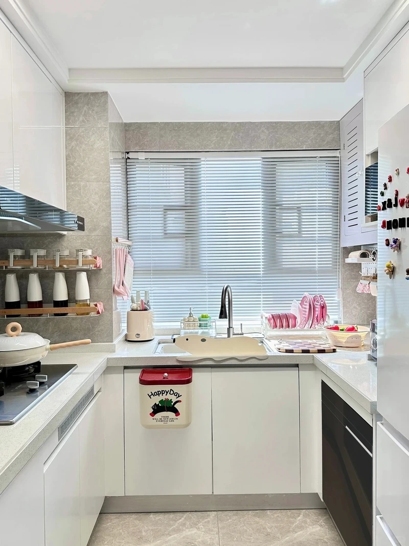 Thanh lịch nhẹ nhàng tủ bếp chữ U màu trắng