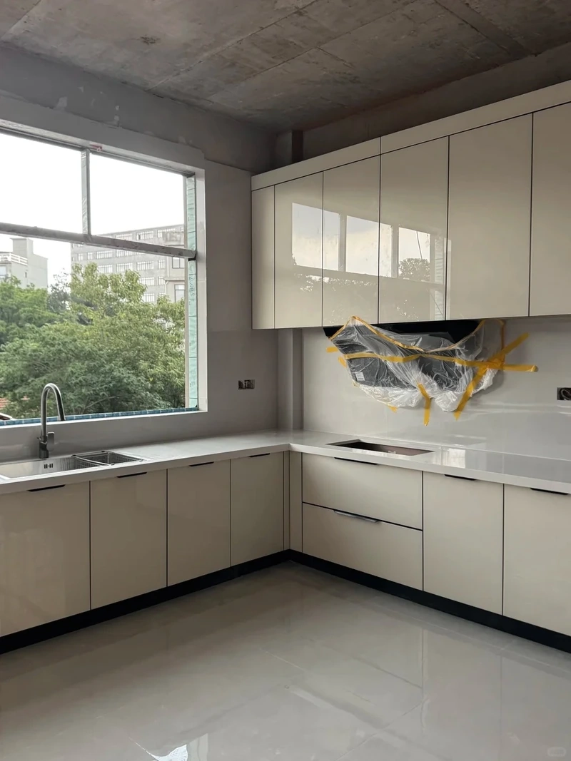 Thanh lịch nhẹ nhàng với tủ bếp tân cổ điển màu trắng