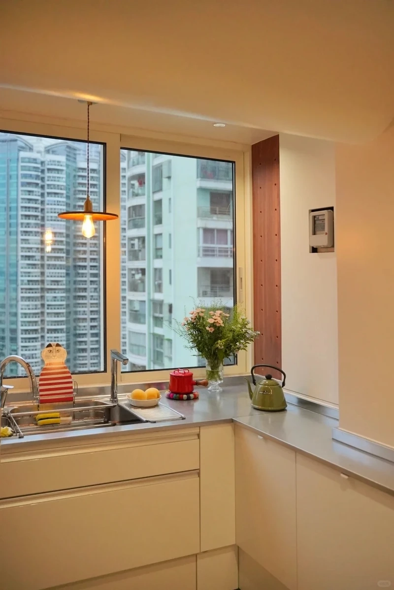 Ấm áp tinh tế nhờ tủ bếp tân cổ điển màu kem