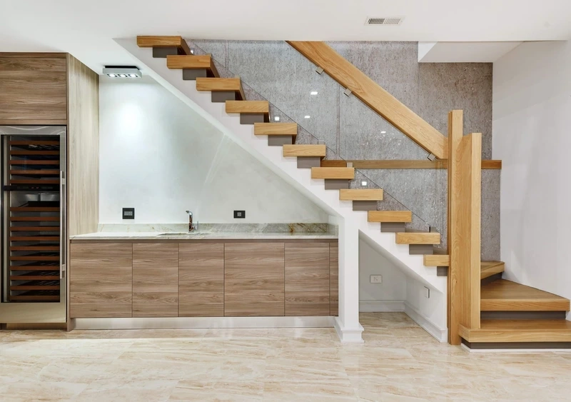 Tận dụng diện tích với tủ bếp gầm cầu thang tiết kiệm diện tích