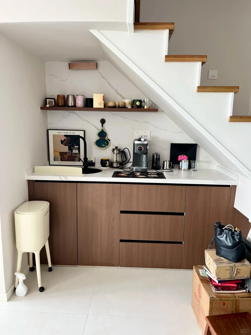 Tinh gọn thẩm mỹ với tủ bếp gầm cầu thang phong cách tối giản