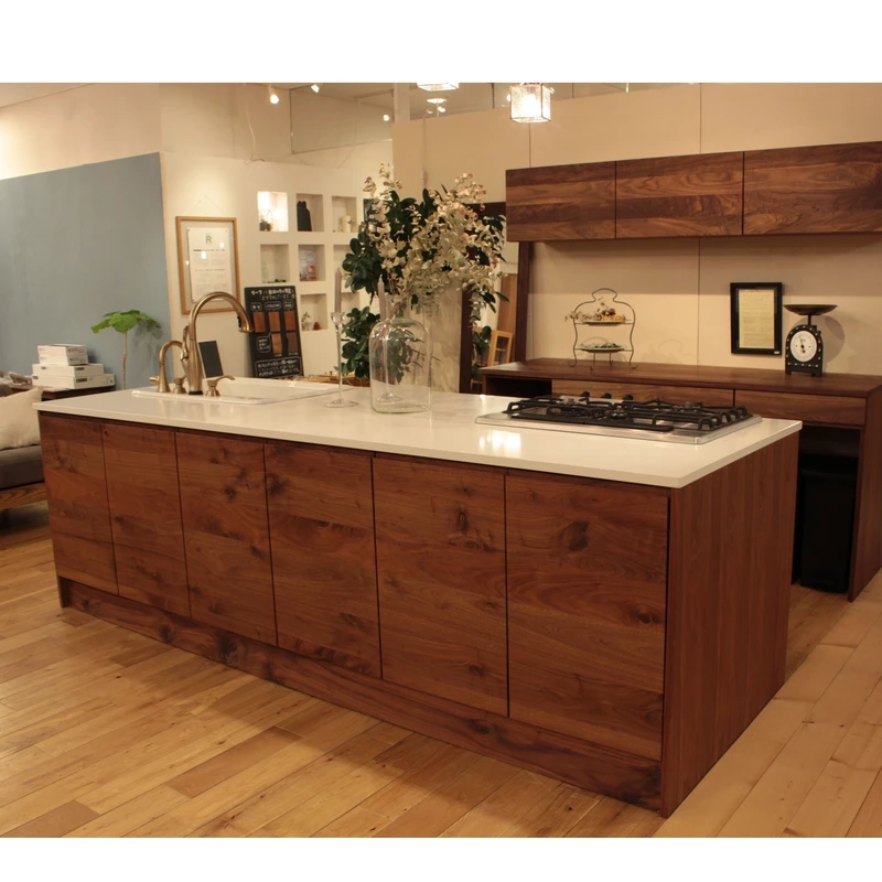Không gian ấn tượng với tủ bếp gỗ óc chó chung cư